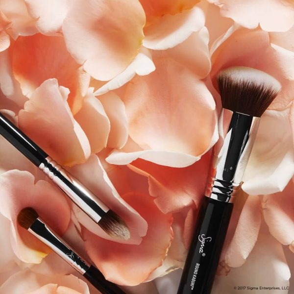 Sigma Beauty F82 - Round Kabuki™ Brush - Image 3