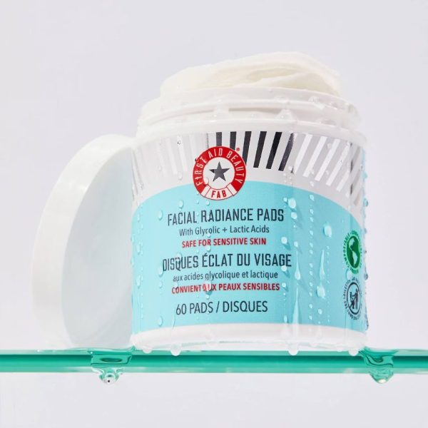 FIRST AID BEAUTY Facial Radiance Pads with Glycolic + Lactic Acids 60 Pads - Image 4