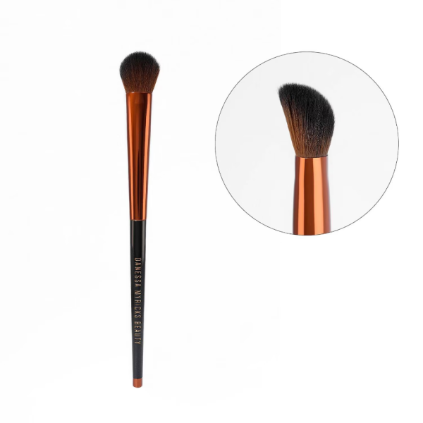 DANESSA MYRICKS Yumy Face Targeted All Over Face Concealer & Sculpt Brush - Image 2