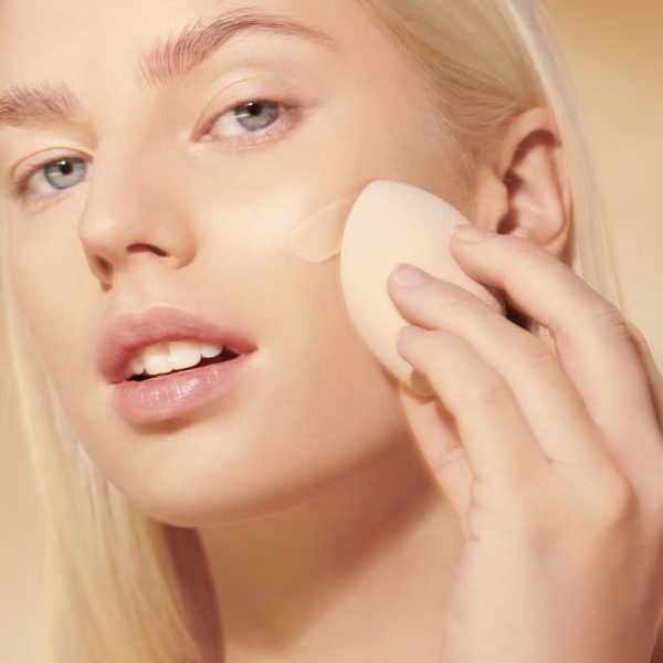 MAKE UP FOR EVER Watertone - Face Sponge Buildable Coverage Make-Up Sponge - Image 2